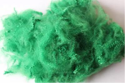 緑色のポリエステル短繊維